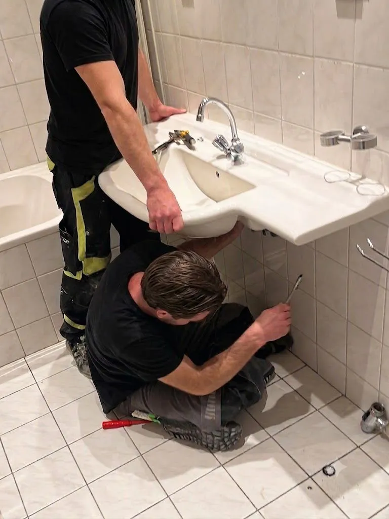 MIBI-vakman bij sloop- en breekwerk aan een binnenmuur — klein bouwwerk in een woning