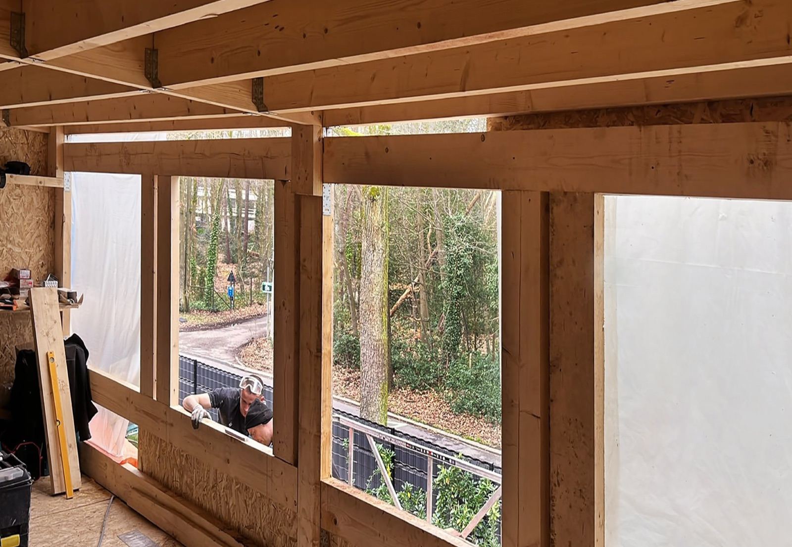 Tuinkamer in houtskeletbouw met uitzicht op het bos — natuurlijke materialen, energiezuinig gebouwd
